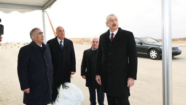 Президент Ильхам Алиев ознакомился со строительством новой автодороги Баку-Губа-госграница России - Sputnik Азербайджан