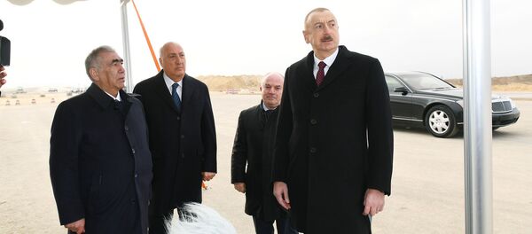 Президент Ильхам Алиев ознакомился со строительством новой автодороги Баку-Губа-госграница России Президент Ильхам Алиев ознакомился со строительством новой автодороги Баку-Губа-госграница России - Sputnik Азербайджан
