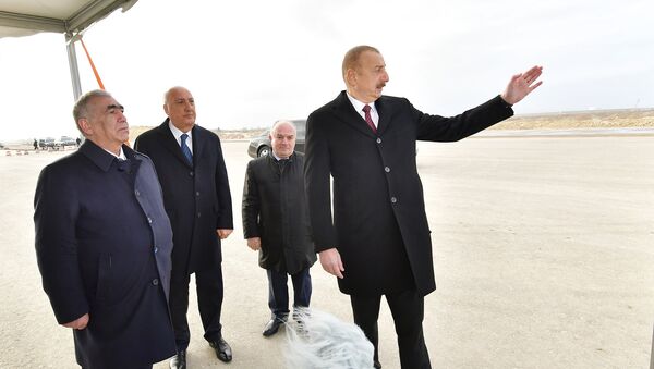 Президент Ильхам Алиев ознакомился со строительством новой автодороги Баку-Губа-госграница России - Sputnik Azərbaycan