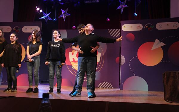 Открытие пятого сезона Азербайджанской юниор лиги КВН в Театре песни имени Рашида Бейбутова - Sputnik Азербайджан