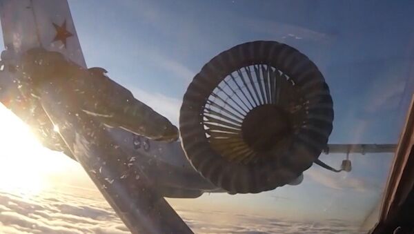 Эффектные кадры дозаправки в воздухе истребителей МиГ-31БМ и Су-34 - Sputnik Азербайджан