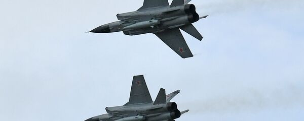 Истребители МиГ-31 с гиперзвуковыми авиационными комплексами Х-47М Кинжал  - Sputnik Азербайджан