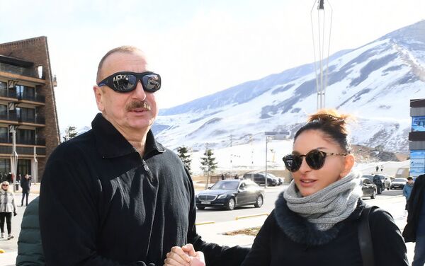 Президент Ильхам Алиев и Первая леди Мехрибан Алиева ознакомились с работами, проведенными в туристическом центре «Шахдаг» - Sputnik Азербайджан