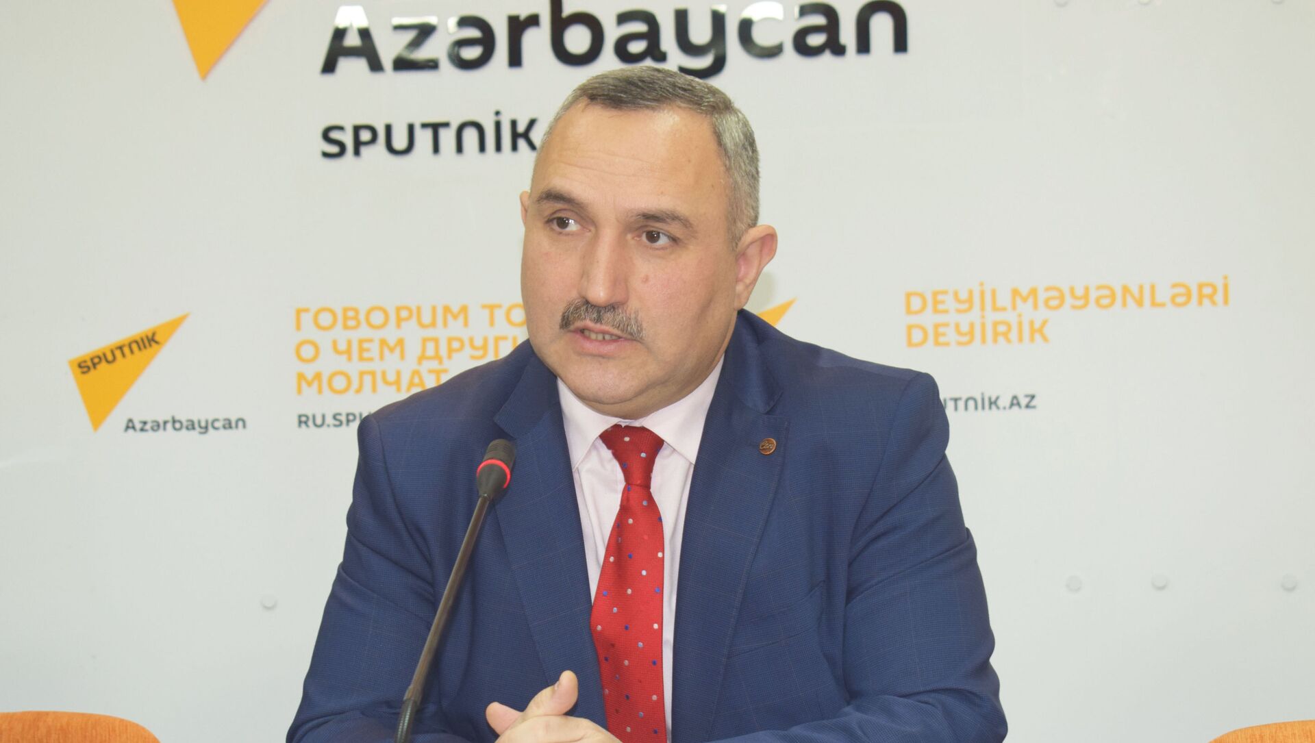 Председатель общественного совета при миграционной службе Азер Аллахверанов - Sputnik Азербайджан, 1920, 23.03.2021