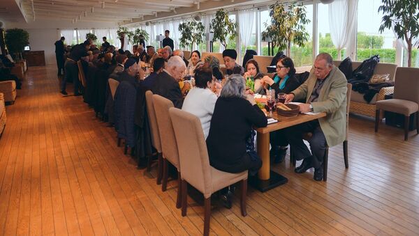 Праздничный стол для постояльцев Доме престарелых в поселке Бильгя - Sputnik Азербайджан