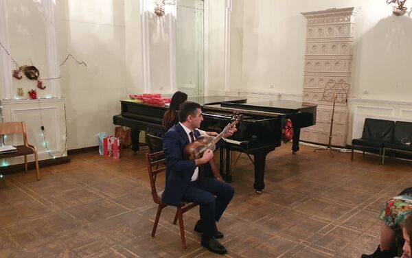 Азербайджанские музыканты выступили в Зеркальном зале Союза композиторов Тбилиси в рамках IX международного рождественского фестиваля дружбы - Sputnik Азербайджан