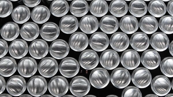 Алюминиевые банки в цеху розлива, фото из архива - Sputnik Azərbaycan