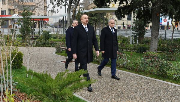 Президент Ильхам Алиев ознакомился с работами по реконструкции, проведенными в Бинагадинском районе Баку - Sputnik Азербайджан