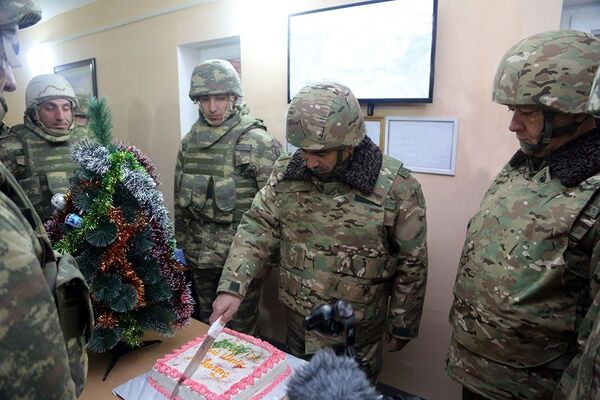Министр обороны отметил День солидарности азербайджанцев мира на передовой - видео - Sputnik Азербайджан