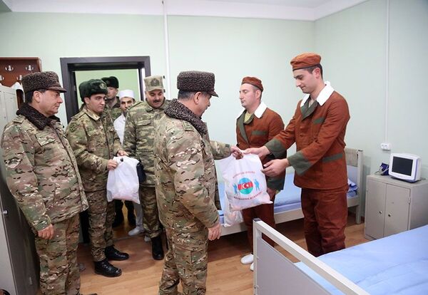 Министр обороны отметил День солидарности азербайджанцев мира на передовой - видео - Sputnik Азербайджан