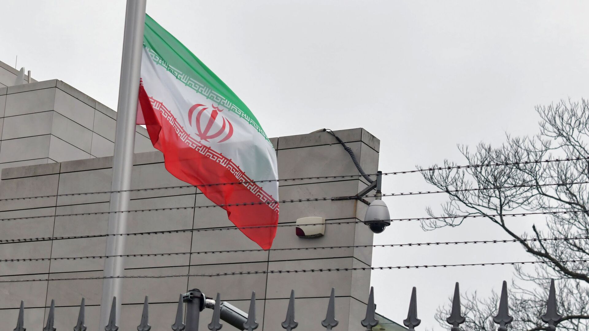 Иранский флаг развевается в посольстве Ирана в Берлине, фото из архива - Sputnik Азербайджан, 1920, 18.03.2022