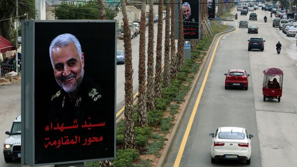 Плакат с фотографией иранского генерала Касема Солеймани, убитого во время авиаудара США в Багдаде - Sputnik Азербайджан