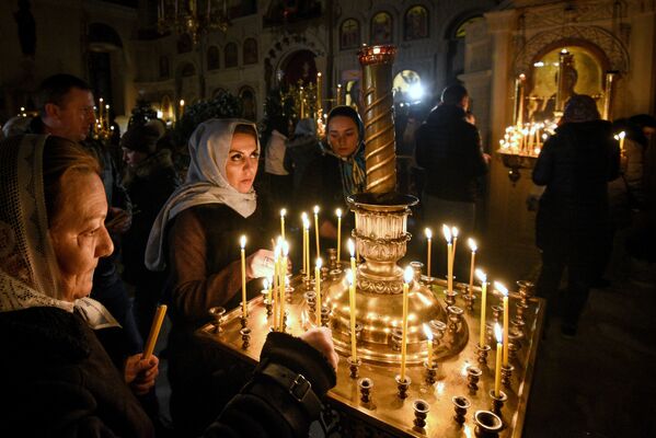 Рождественское богослужение в бакинском Кафедральном соборе святых Жен Мироносиц. 7 января 2020 года - Sputnik Азербайджан