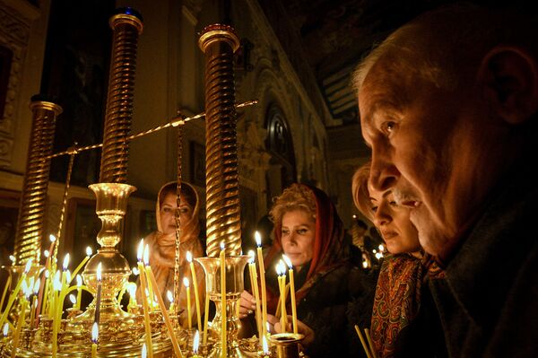 Рождественское богослужение в бакинском Кафедральном соборе святых Жен Мироносиц. 7 января 2020 года - Sputnik Azərbaycan