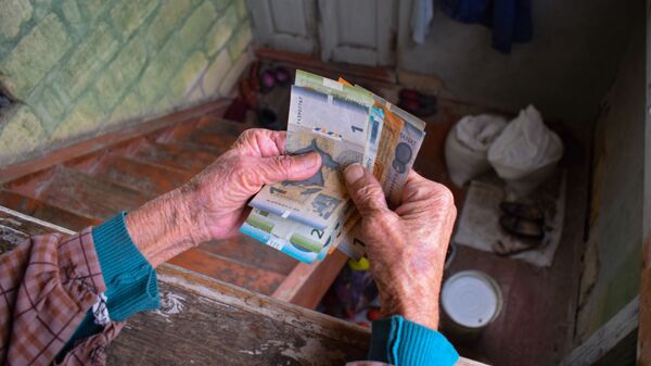 Пожилая женщина держит в руках манаты, фото из архива - Sputnik Азербайджан