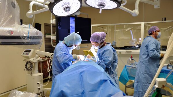 Хирурги во время операции, фото из архива - Sputnik Azərbaycan