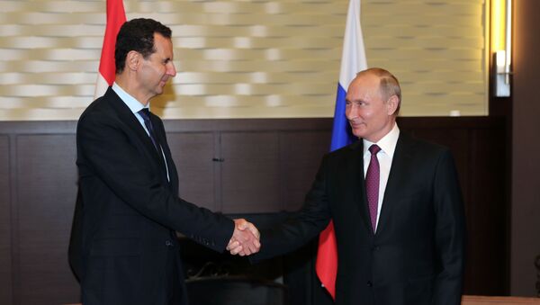 Президент РФ Владимир Путин и президент Сирийской арабской республики Башар Асад (слева) во время встречи, фото из архива - Sputnik Азербайджан