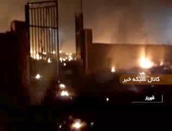 Кадр с видео пожара на месте крушения самолета в Иране  - Sputnik Азербайджан