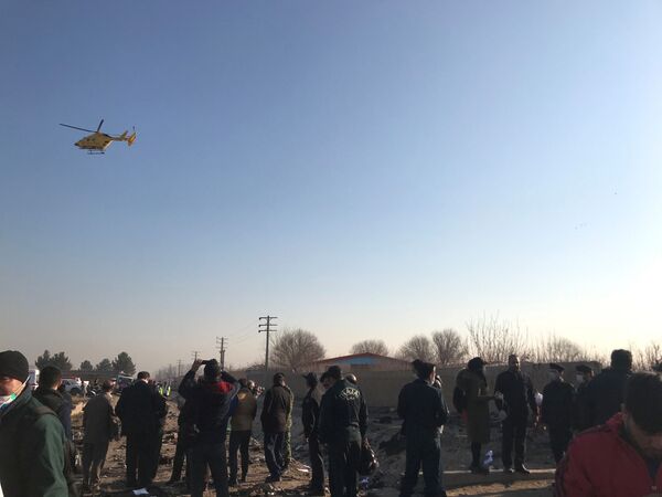 Спасатели на месте крушения самолета в Иране - Sputnik Азербайджан