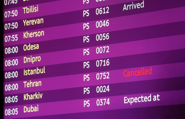 Электронное табло в аэропорту Борисполя, на котором рейс из Тегерана помечен как отмененный - Sputnik Azərbaycan
