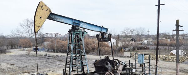 Нефтяная качалка, фото из архива Нефтяная качалка, фото из архива - Sputnik Азербайджан