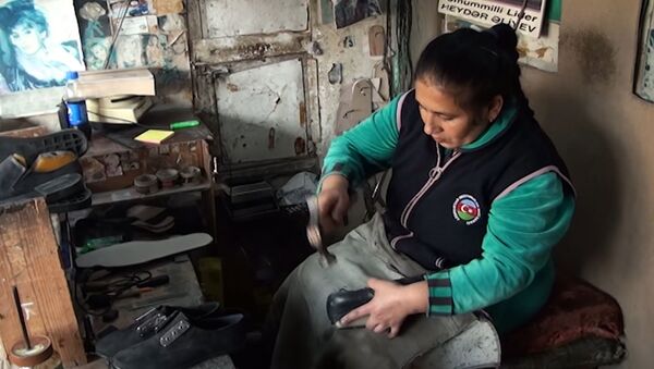 Как зарабатывает на жизнь женщина-мастер по ремонту обуви - Sputnik Азербайджан