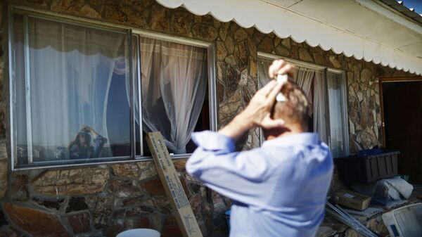 Мужчина расчесывает волосы, используя окно как зеркало, фото из архива - Sputnik Azərbaycan