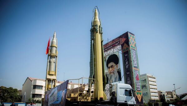 Экспозиция с ракетами и портретом верховного лидера Ирана аятоллы Али Хаменеи видна на площади Бахарастан в Тегеране, Иран - Sputnik Azərbaycan
