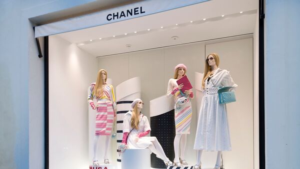 Модный дом Chanel и онлайн-платформа Farfetch запустили футуристичный торговый проект во флагманском магазине Chanel в Париже.  - Sputnik Азербайджан