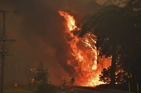  Пожарные возле австралийского города Билпин - Sputnik Азербайджан