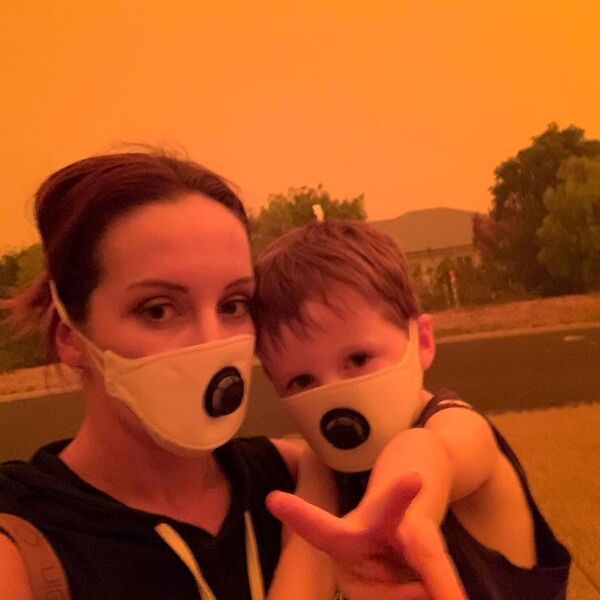 Мама с сыном в защитных масках во время лесных пожаров в Австралии - Sputnik Азербайджан
