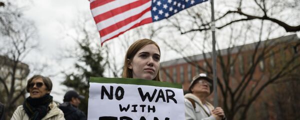 Участники антивоенного протеста перед Белым домом в Вашингтоне - Sputnik Азербайджан