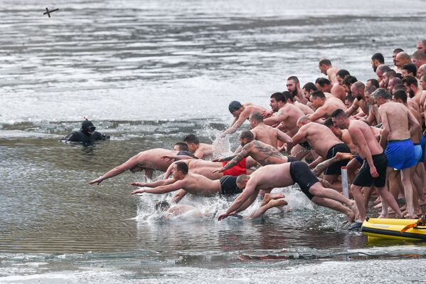 Верующие ныряют в озеро в Софии во время празднования Богоявления  - Sputnik Азербайджан