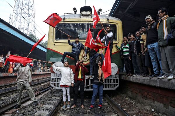 Сторонники Коммунистической партии Индии блокируют пассажирский поезд во время антиправительственной акции протеста, Калькутта - Sputnik Азербайджан