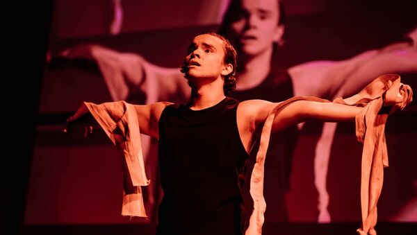 Танцор Фарид Казаков в своем хореографическом моноспектакле Энуэмент  - Sputnik Азербайджан