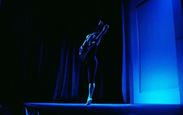 Танцор Фарид Казаков в своем хореографическом моноспектакле Энуэмент  - Sputnik Азербайджан