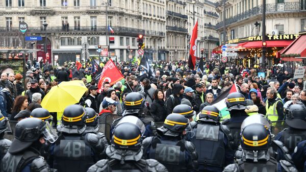 Участники забастовки против пенсионной реформы возле Лионского вокзала в Париже - Sputnik Азербайджан
