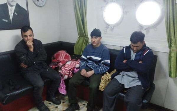 Азербайджанские моряки спасли трех мигрантов с тонущей лодки в Ионическом море - Sputnik Азербайджан