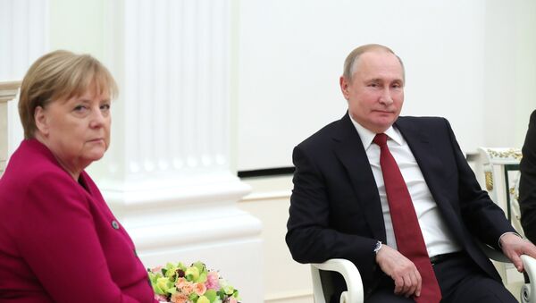 Президент РФ Владимир Путин и федеральный канцлер Германии Ангела Меркель во время встречи - Sputnik Azərbaycan