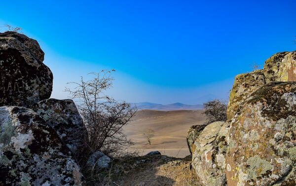 Большие каменные глыбы на вершине холма недалеко от села Демирчиляр Газахского района - Sputnik Азербайджан