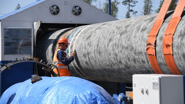Рабочий на участке строительства газопровода Северный поток-2 в Ленинградской области - Sputnik Азербайджан