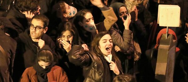 Иранские студенты во время демонстрации в Тегеране Иранские студенты во время демонстрации в Тегеране - Sputnik Азербайджан