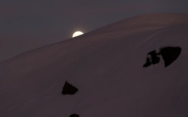 Ледник Презена на фоне полной луны в Италии  - Sputnik Азербайджан