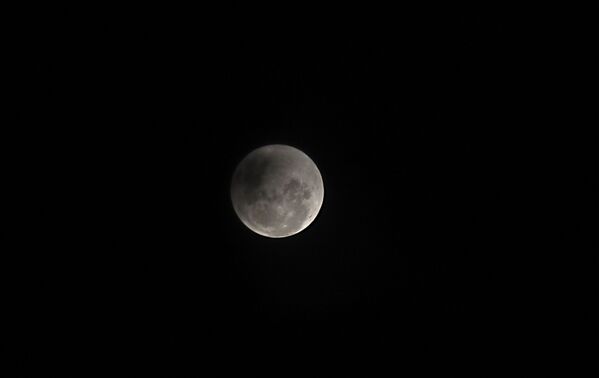 Лунное затмение в небе над Парагваем  - Sputnik Азербайджан