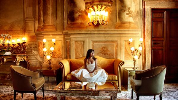Девушка в белом платье сидит в роскошной комнате и смотрит в сторону - Sputnik Азербайджан
