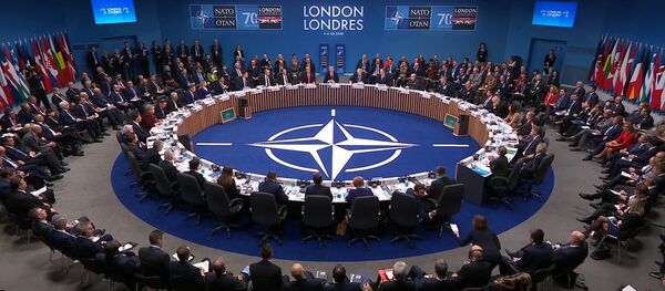 Конфликт США и Ирана: как Вашингтон пытается сохранить влияние на Ближнем Востоке Конфликт США и Ирана: как Вашингтон пытается сохранить влияние на Ближнем Востоке - Sputnik Азербайджан