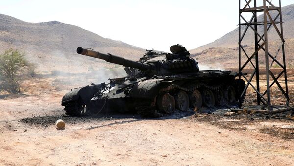 Сгоревший танк, принадлежавший войскам армии Халифы Хафтара к югу от Триполи, фото из архива - Sputnik Azərbaycan