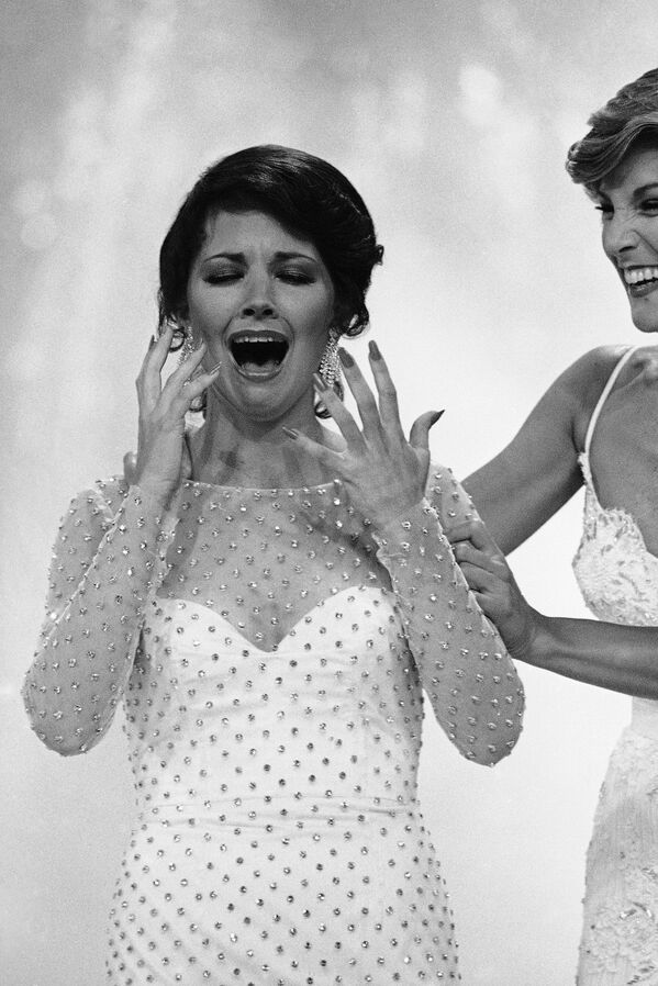 Мисс Америка 1980 Сьюзан Пауэлл после победы на конкурсе красоты  - Sputnik Azərbaycan
