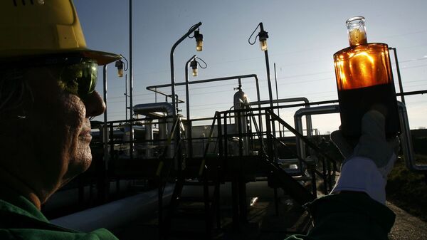 Рабочий проводит контроль на приемной станции нефтепровода, фото из архива - Sputnik Азербайджан