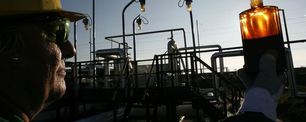 Рабочий проводит контроль на приемной станции нефтепровода, фото из архива - Sputnik Азербайджан